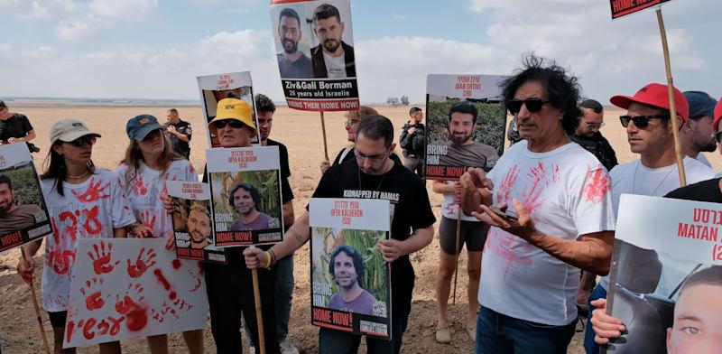 משפחות החטופים זועקות ליקיריהן מגדר הגבול / צילום: אדר איל משפחות החטופים זועקות ליקיריהן מגדר הגבול / צילום: אדר איל