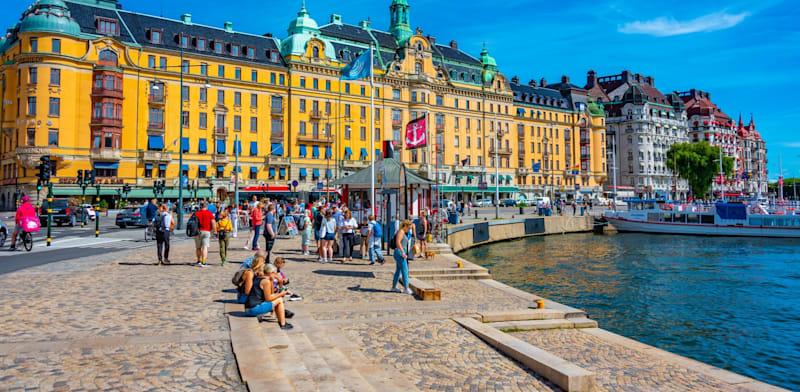 אנשים מטיילים בסטוקהולם, שבדיה / צילום: Shutterstock אנשים מטיילים בסטוקהולם, שבדיה / צילום: Shutterstock