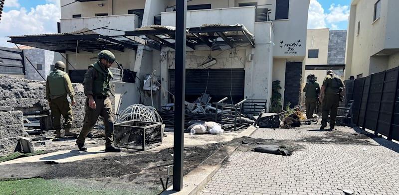 כוחות צה''ל ליד בית שנפגע ממטח של חיזבללה / צילום: Reuters, Avi Ohayon כוחות צה''ל ליד בית שנפגע ממטח של חיזבללה / צילום: Reuters, Avi Ohayon