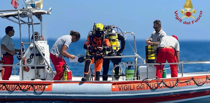 צוותי הצלה סמוך להריסות היאכטה, סוף אוגוסט / צילום: ap, Vigili del Fuoco צוותי הצלה סמוך להריסות היאכטה, סוף אוגוסט / צילום: ap, Vigili del Fuoco