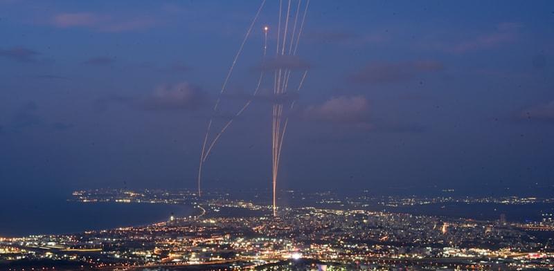 יירוטים של כיפת ברזל מעל חיפה / צילום: ap, Baz Ratner יירוטים של כיפת ברזל מעל חיפה / צילום: ap, Baz Ratner