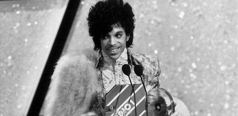 פרינס מקבל את פרס האמן הבינלאומי הטוב ביותר בטקס פרסי הטלוויזיה בלונדון, 1985 / צילום: Reuters, Bridgeman Images פרינס מקבל את פרס האמן הבינלאומי הטוב ביותר בטקס פרסי הטלוויזיה בלונדון, 1985 / צילום: Reuters, Bridgeman Images