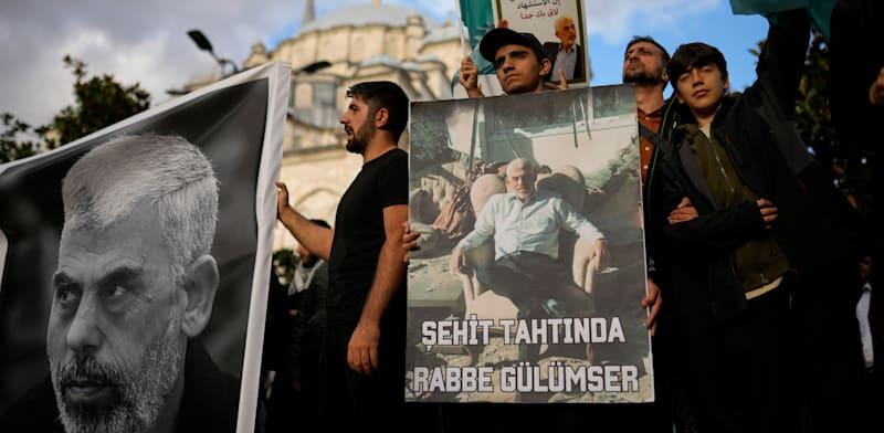 פוסטרים של יחיא סינוואר מונפים בהפגנה פרו־פלסטינית באיסטנבול, טורקיה, לאחר חיסולו / צילום: ap, Francisco Seco פוסטרים של יחיא סינוואר מונפים בהפגנה פרו־פלסטינית באיסטנבול, טורקיה, לאחר חיסולו / צילום: ap, Francisco Seco