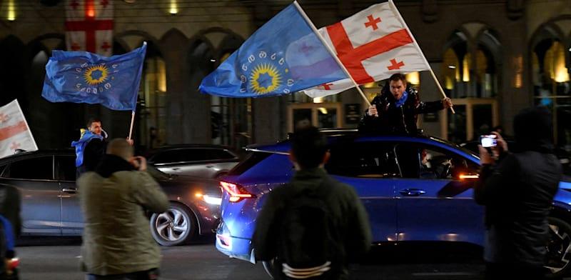 שמחת תומכי מפלגת ''החלום הגאורגי'' הפרו-רוסית שניצחה בבחירות / צילום: Reuters, Zurab Javakhadze שמחת תומכי מפלגת ''החלום הגאורגי'' הפרו-רוסית שניצחה בבחירות / צילום: Reuters, Zurab Javakhadze