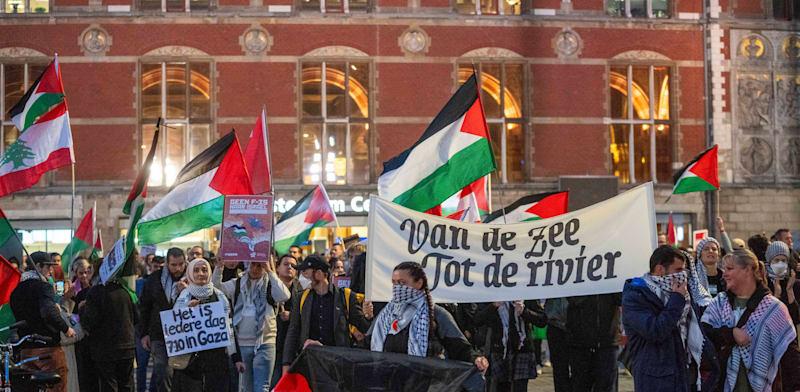 הפגנה פרו-פלסטינית שהתקיימה באמסטרדם ב-7 באוקטובר / צילום: ap, Peter Dejong הפגנה פרו-פלסטינית שהתקיימה באמסטרדם ב-7 באוקטובר / צילום: ap, Peter Dejong