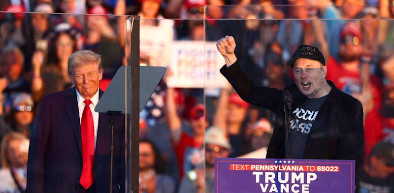 אילון מאסק לצד נשיא ארה''ב הנבחר, דונלד טראמפ, בעצרת בחירות בפנסיבלניה, בחודש שעבר / צילום: Reuters, Carlos Barria אילון מאסק לצד נשיא ארה''ב הנבחר, דונלד טראמפ, בעצרת בחירות בפנסיבלניה, בחודש שעבר / צילום: Reuters, Carlos Barria