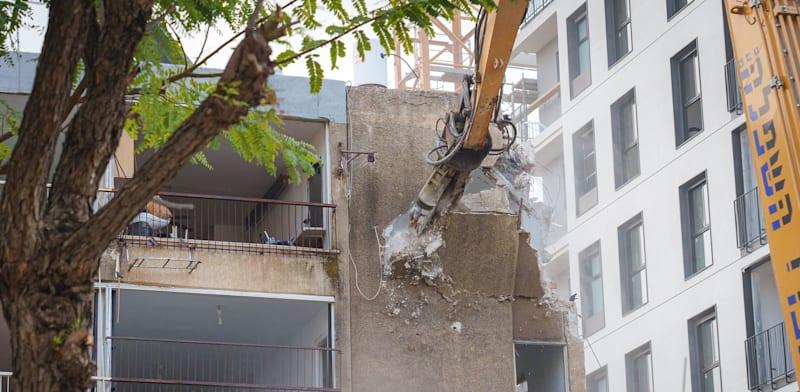 הריסת מבנה ישן בתל אביב במסגרת התחדשות עירונית / צילום: ינאי אלפסי הריסת מבנה ישן בתל אביב במסגרת התחדשות עירונית / צילום: ינאי אלפסי