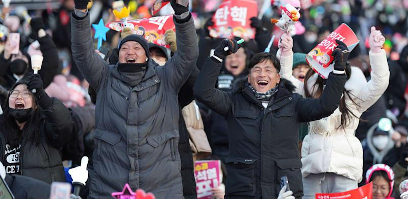 מפגינים מחוץ לאסיפה הלאומית חוגגים את תוצאות ההצבעה, מוקדם יותר היום / צילום: ap, Lee Jin-man מפגינים מחוץ לאסיפה הלאומית חוגגים את תוצאות ההצבעה, מוקדם יותר היום / צילום: ap, Lee Jin-man