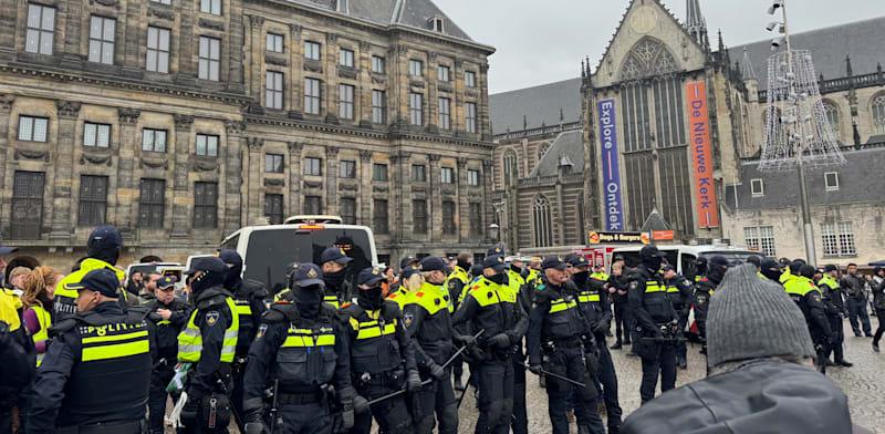 כוחות שיטור בהפגנה של פרו-פלסטינים באמסטרדם, 10 בנובמבר 2024 / צילום: Reuters, Anthony Deutsch כוחות שיטור בהפגנה של פרו-פלסטינים באמסטרדם, 10 בנובמבר 2024 / צילום: Reuters, Anthony Deutsch