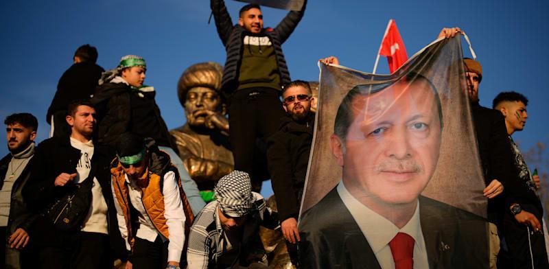תומכי המורדים הסורים באיסטנבול / צילום: ap, Emrah Gurel תומכי המורדים הסורים באיסטנבול / צילום: ap, Emrah Gurel