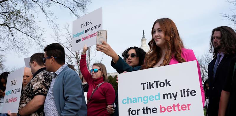 מפגינים לטובת טיקטוק ליד הקפיטול בוושינגטון / צילום: ap, J. Scott Applewhite מפגינים לטובת טיקטוק ליד הקפיטול בוושינגטון / צילום: ap, J. Scott Applewhite