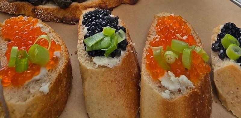 לחם שום בחמאה טבעונית עם קוויאר אצות במשיגנע / צילום: ליבי לוי לחם שום בחמאה טבעונית עם קוויאר אצות במשיגנע / צילום: ליבי לוי