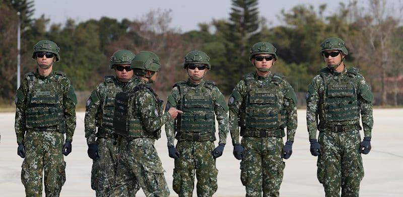 חיילים בצבא טיוואן. הפרלמנט החליט להפחית את תקציב הביטחון, למרות האיום הסיני / צילום: ap, ChiangYing-ying חיילים בצבא טיוואן. הפרלמנט החליט להפחית את תקציב הביטחון, למרות האיום הסיני / צילום: ap, ChiangYing-ying