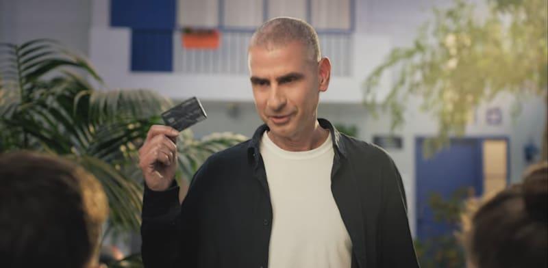 הפרסומת של כלל לקידום המהלך, עם הפרזנטור אייל קיציס / צילום: צילום מסך מיוטיוב הפרסומת של כלל לקידום המהלך, עם הפרזנטור אייל קיציס / צילום: צילום מסך מיוטיוב