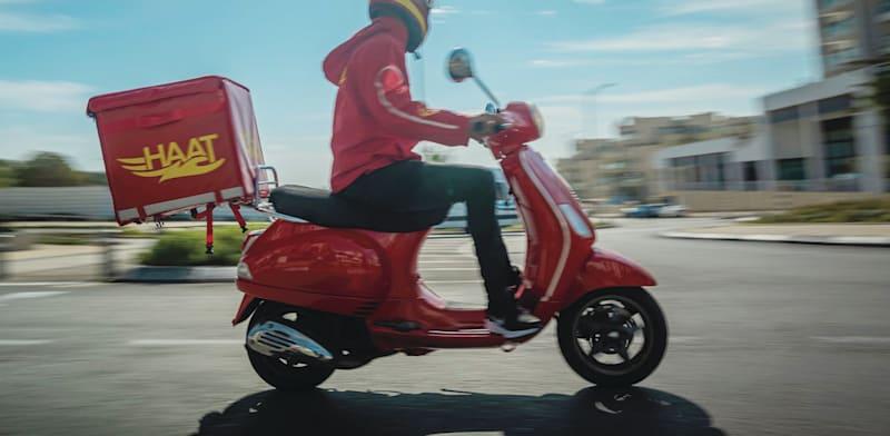 שליח של HAAT. אפשר להזמין אוכל בלי כתובת מדויקת / צילום: HAAT שליח של HAAT. אפשר להזמין אוכל בלי כתובת מדויקת / צילום: HAAT