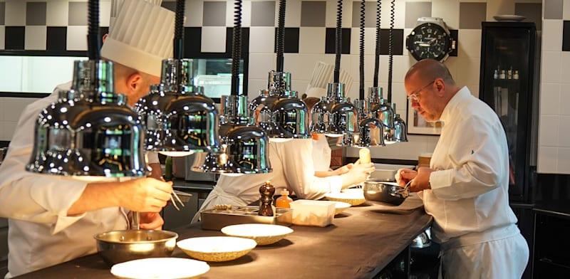 מסעדה צרפתית עם 3 כוכבי מישלן של השף Arnaud Lallement / צילום: Shutterstock, Leonard Zhukovsky מסעדה צרפתית עם 3 כוכבי מישלן של השף Arnaud Lallement / צילום: Shutterstock, Leonard Zhukovsky