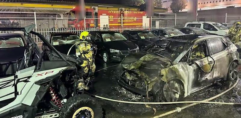 רכבים שרופים בקריית שמונה כחלק מתופעת הפרוטקשן / צילום: כב''ה צפון רכבים שרופים בקריית שמונה כחלק מתופעת הפרוטקשן / צילום: כב''ה צפון