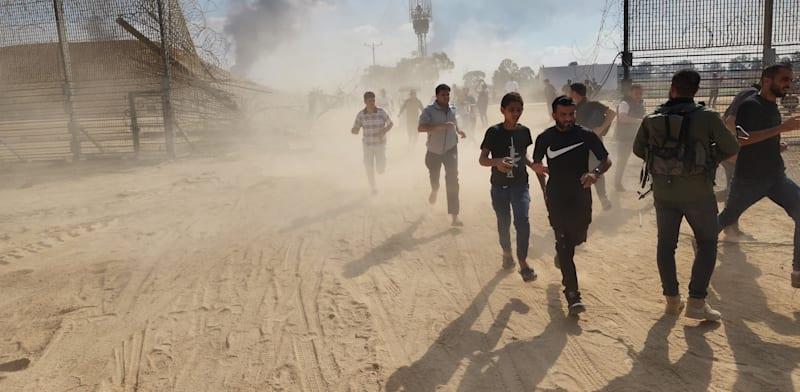 עזתים חוצים את הגדר ב-7 באוקטובר / צילום: Reuters, Hani Alshaer / Anadolu Agency עזתים חוצים את הגדר ב-7 באוקטובר / צילום: Reuters, Hani Alshaer / Anadolu Agency