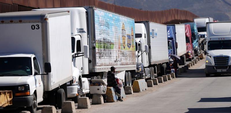 פקק משאיות בגבול מקסיקו־ארה''ב בשבוע שעבר / צילום: ap, Gregory Bull פקק משאיות בגבול מקסיקו־ארה''ב בשבוע שעבר / צילום: ap, Gregory Bull