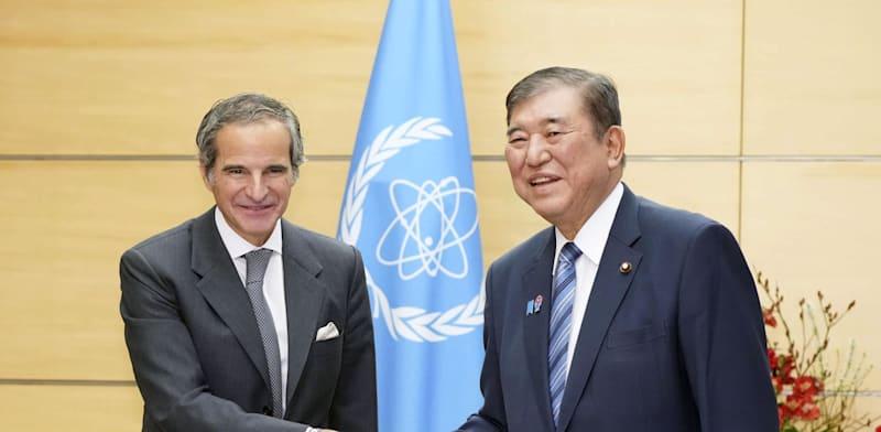 ראש ממשלת יפן עם מנכ''ל סוכנות האנרגיה הבינלאומית (IEA) בפברואר / צילום: Reuters, Kyodo ראש ממשלת יפן עם מנכ''ל סוכנות האנרגיה הבינלאומית (IEA) בפברואר / צילום: Reuters, Kyodo