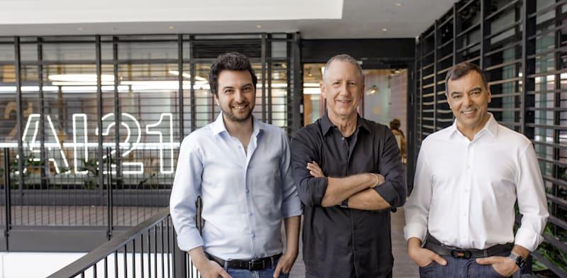 מימין: פרופ' אמנון שעשוע, מייסד שותף של AI21; פרופ' יואב שוהם, מנכ''ל שותף ומייסד שותף; ואורי גושן, מנכ''ל שותף ומייסד שותף / צילום: עומר הכהן מימין: פרופ' אמנון שעשוע, מייסד שותף של AI21; פרופ' יואב שוהם, מנכ''ל שותף ומייסד שותף; ואורי גושן, מנכ''ל שותף ומייסד שותף / צילום: עומר הכהן