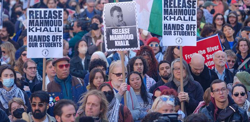 הפגנה בניו־יורק נגד מעצרו של מוחמד ח'ליל, יום שלישי / צילום: Reuters, Selcuk Acar הפגנה בניו־יורק נגד מעצרו של מוחמד ח'ליל, יום שלישי / צילום: Reuters, Selcuk Acar