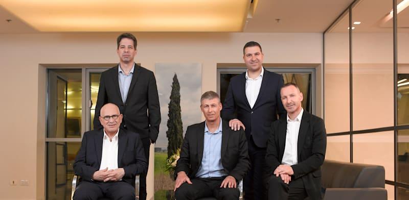 מימין: עורכי הדין איתמר פנץ, אייל בן שושן, עמית גור, יוסי לוי ונועם בר-דוד / צילום: רלי אברהמי מימין: עורכי הדין איתמר פנץ, אייל בן שושן, עמית גור, יוסי לוי ונועם בר-דוד / צילום: רלי אברהמי