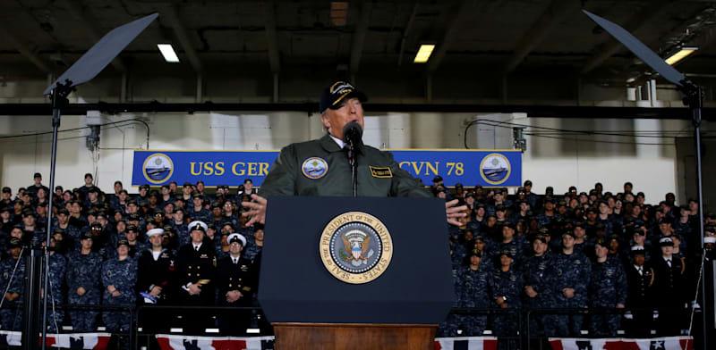 דונלד טראמפ נואם על סיפונה של נושאת המטוסים ג׳רלד ר. פורד, בעת השקתה, ב-2017 / צילום: Reuters, Jonathan Ernst דונלד טראמפ נואם על סיפונה של נושאת המטוסים ג׳רלד ר. פורד, בעת השקתה, ב-2017 / צילום: Reuters, Jonathan Ernst