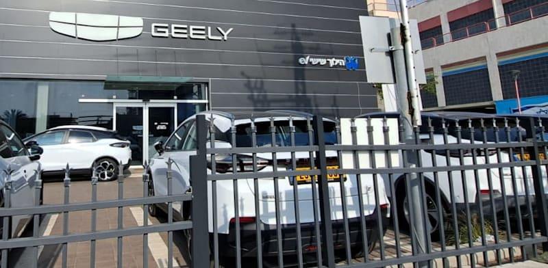מכירת רכבי המותג GEELY בארץ. מבצעי רכב כבר לא מפתים את הצרכנים / צילום: טלי בוגדנובסקי מכירת רכבי המותג GEELY בארץ. מבצעי רכב כבר לא מפתים את הצרכנים / צילום: טלי בוגדנובסקי