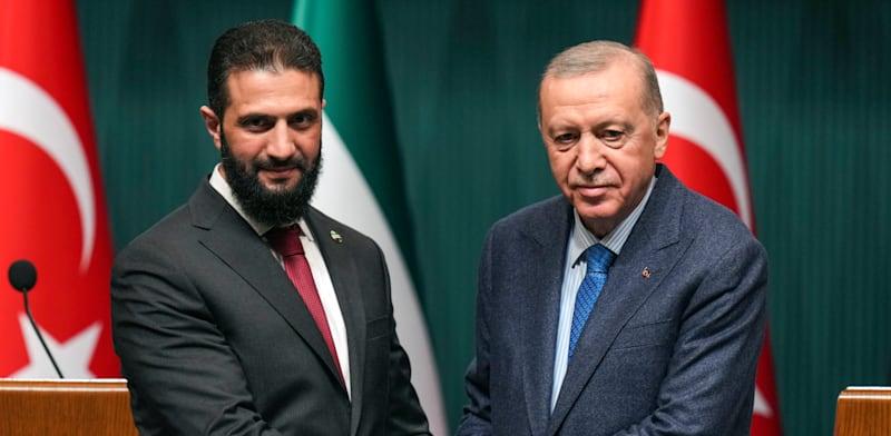 נשיא טורקיה ארדואן עם עמיתו הסורי, אחמד אל–שרע / צילום: ap, Francisco Seco נשיא טורקיה ארדואן עם עמיתו הסורי, אחמד אל–שרע / צילום: ap, Francisco Seco