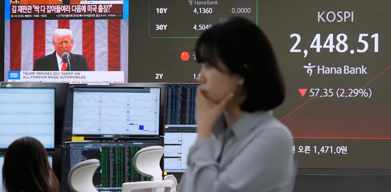 טראמפ נצפה על המסך בחדר המסחר במטה בנק KEB Hana בסיאול, דרום קוריאה / צילום: ap, Ahn Young-joon טראמפ נצפה על המסך בחדר המסחר במטה בנק KEB Hana בסיאול, דרום קוריאה / צילום: ap, Ahn Young-joon