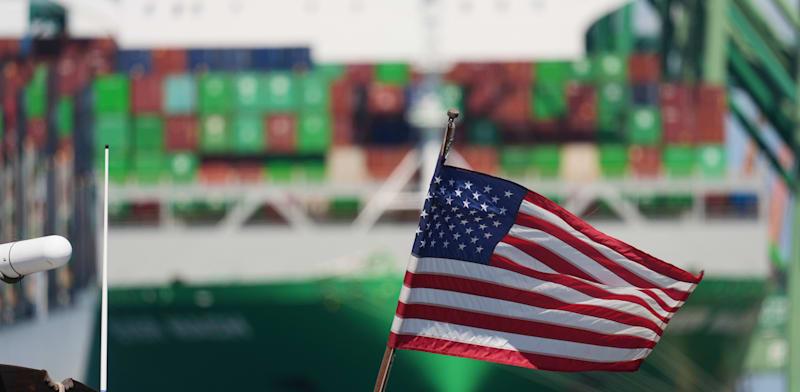 דגל ארה''ב לצד ספינות סחורה בנמל בלוס אנג'לס / צילום: ap, Damian Dovarganes דגל ארה''ב לצד ספינות סחורה בנמל בלוס אנג'לס / צילום: ap, Damian Dovarganes