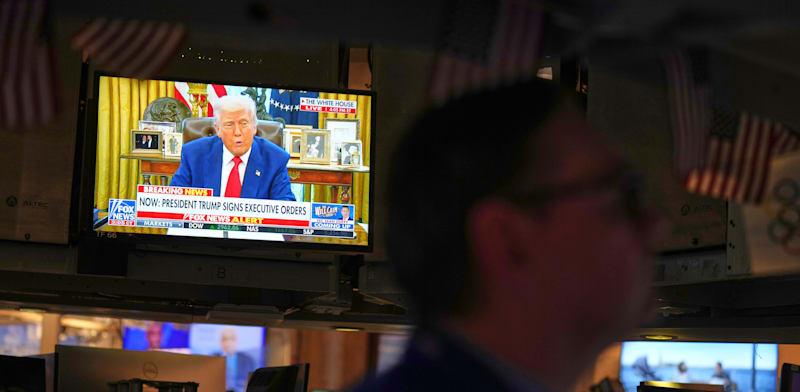 דמותו של הנשיא דונלד טראמפ משודרת על מסך טלוויזיה ברצפת המסחר של הבורסה לניירות ערך בניו יורק / צילום: ap, Seth Wenig דמותו של הנשיא דונלד טראמפ משודרת על מסך טלוויזיה ברצפת המסחר של הבורסה לניירות ערך בניו יורק / צילום: ap, Seth Wenig