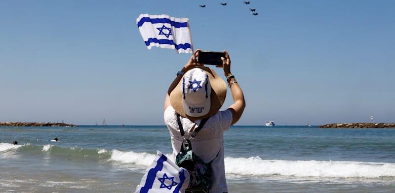 הישראלים מאושרים למרות האתגרים / צילום: Reuters, CORINNA KERN הישראלים מאושרים למרות האתגרים / צילום: Reuters, CORINNA KERN