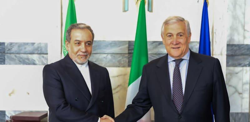 שר החוץ האיראני עבאס עראקצ'י ושר החוץ האיטלקי אנטוניו טאיאני בסבב שיחות הגרעין השני / צילום: Reuters שר החוץ האיראני עבאס עראקצ'י ושר החוץ האיטלקי אנטוניו טאיאני בסבב שיחות הגרעין השני / צילום: Reuters