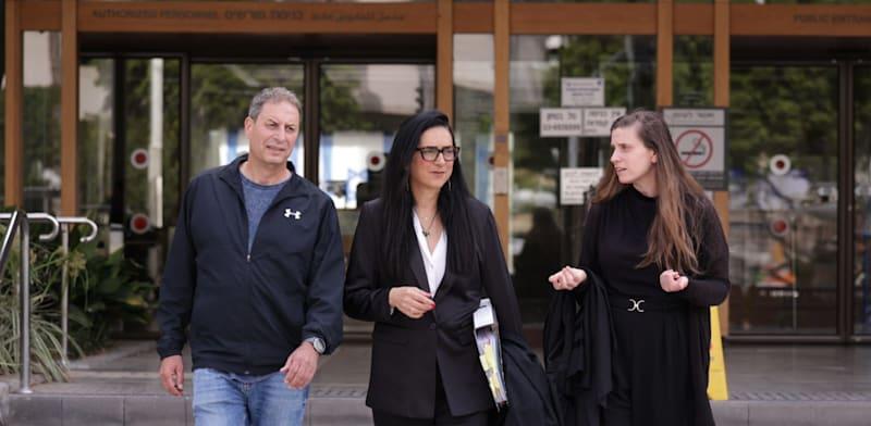 רון אילון עם עורכות דינו, איריס ניב-סבג ודפנה שטינברג, ביציאה מבית המשפט המחוזי בתל אביב / צילום: סיון לורן רון אילון עם עורכות דינו, איריס ניב-סבג ודפנה שטינברג, ביציאה מבית המשפט המחוזי בתל אביב / צילום: סיון לורן