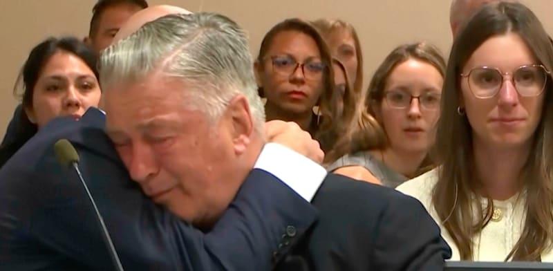 אלק בולדווין במשפטו בגין הירי הקטלני ב-2021 של צלמת הקולנוע האלינה האצ'ינס / צילום: ap אלק בולדווין במשפטו בגין הירי הקטלני ב-2021 של צלמת הקולנוע האלינה האצ'ינס / צילום: ap