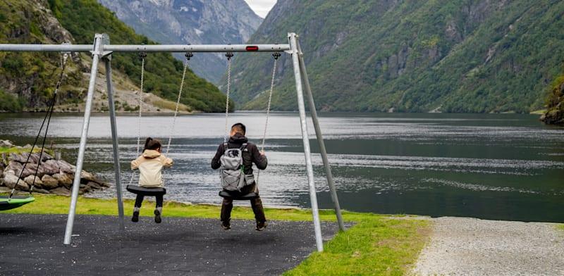 אב מתנדנד עם בתו בנורווגיה. המודל הסקנדינבי מאפשר לאבות לקחת חופשת לידה בנוסף לזו של האם / צילום: Reuters, Manuel Romano אב מתנדנד עם בתו בנורווגיה. המודל הסקנדינבי מאפשר לאבות לקחת חופשת לידה בנוסף לזו של האם / צילום: Reuters, Manuel Romano