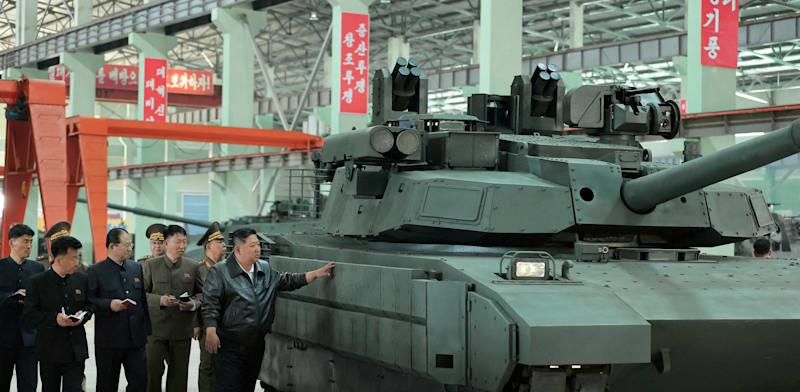 המנהיג העליון של קוריאה הצפונית, קים ג'ונג־און, בוחן את טנק צ'אונמה־2 / צילום: Reuters, KCNA המנהיג העליון של קוריאה הצפונית, קים ג'ונג־און, בוחן את טנק צ'אונמה־2 / צילום: Reuters, KCNA
