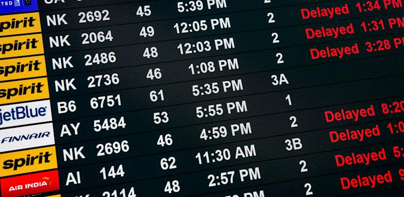 לוח הטיסות בניוארק צבוע באדום / צילום: Reuters, David 'Dee' Delgado לוח הטיסות בניוארק צבוע באדום / צילום: Reuters, David 'Dee' Delgado