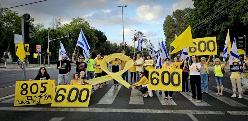 משפחות חטופים ופעילי מחאה בצומת מעוז אביב, תל אביב / צילום: אודי סלמנוביץ Udi Salmanovich משפחות חטופים ופעילי מחאה בצומת מעוז אביב, תל אביב / צילום: אודי סלמנוביץ Udi Salmanovich