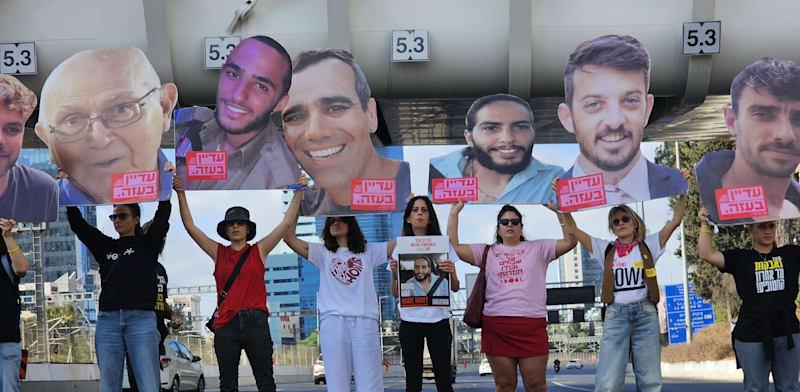 משפחות חטופים ופעילי מחאה חוסמים את איילון דרום / צילום: זהר בר-יהודה Zohar Bar-Yehuda משפחות חטופים ופעילי מחאה חוסמים את איילון דרום / צילום: זהר בר-יהודה Zohar Bar-Yehuda