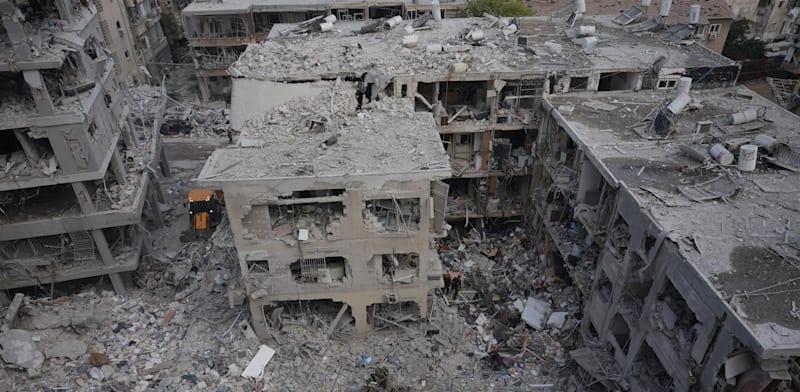 הפגיעה בבת ים ממתקפת הטילים האיראנית / צילום: ap, Ariel Schalit הפגיעה בבת ים ממתקפת הטילים האיראנית / צילום: ap, Ariel Schalit