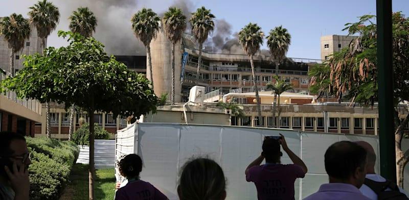 עשן עולה מבניין בית החולים סורוקה אחרי פגיעת טיל מאיראן / צילום: ap, Leo Correa עשן עולה מבניין בית החולים סורוקה אחרי פגיעת טיל מאיראן / צילום: ap, Leo Correa