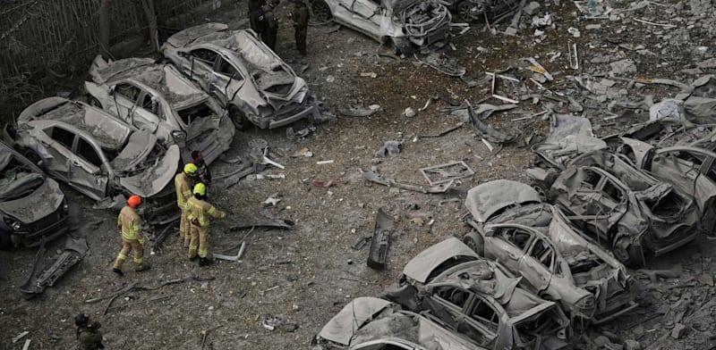 פגיעת הטיל האיראני בבאר שבע / צילום: ap, Leo Correa פגיעת הטיל האיראני בבאר שבע / צילום: ap, Leo Correa