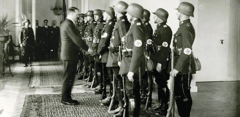 אדולף היטלר בצילום של היינריך הופמן, 1933. אילץ את צווייג לברוח לאנגליה / צילום: Reuters, IMAGO/piemags via Reuters Connect אדולף היטלר בצילום של היינריך הופמן, 1933. אילץ את צווייג לברוח לאנגליה / צילום: Reuters, IMAGO/piemags via Reuters Connect