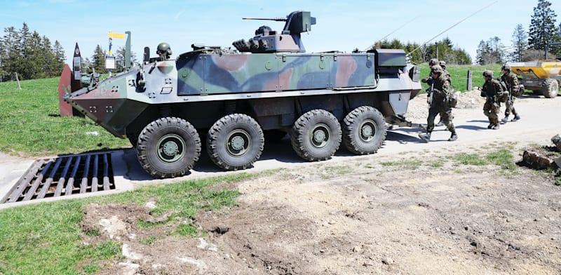 טנק שווייצרי. הניטרליות משאירה את התעשייה הביטחונית מאחור / צילום: Reuters, DENIS BALIBOUSE טנק שווייצרי. הניטרליות משאירה את התעשייה הביטחונית מאחור / צילום: Reuters, DENIS BALIBOUSE