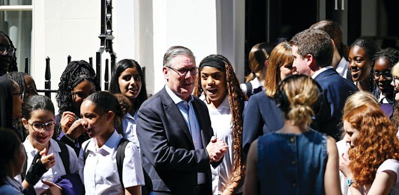 קיר סטראמר, ראש ממשלת בריטניה, לצד תלמידי תיכון. רוצה להרחיב את בסיס הבוחרים / צילום: Reuters, Chris J Ratcliffe קיר סטראמר, ראש ממשלת בריטניה, לצד תלמידי תיכון. רוצה להרחיב את בסיס הבוחרים / צילום: Reuters, Chris J Ratcliffe