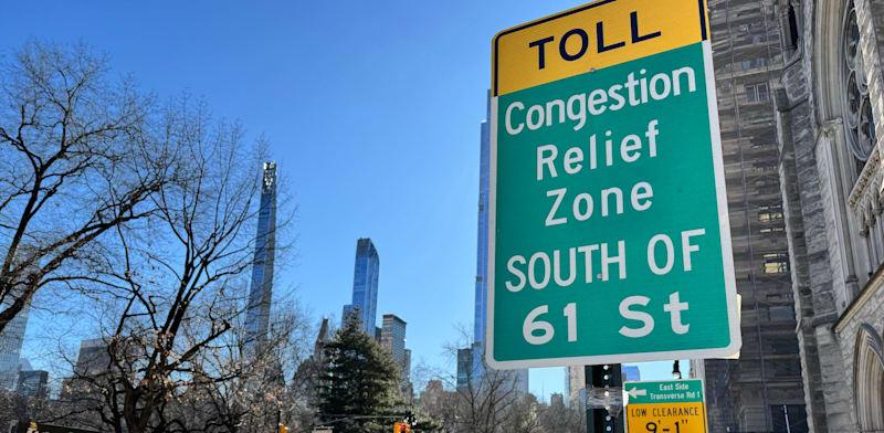 שלט על אזור עם אגרת גודש בניו יורק. ''מי האנשים שנמנעים להיכנס לעיר?'' / צילום: Shutterstock שלט על אזור עם אגרת גודש בניו יורק. ''מי האנשים שנמנעים להיכנס לעיר?'' / צילום: Shutterstock