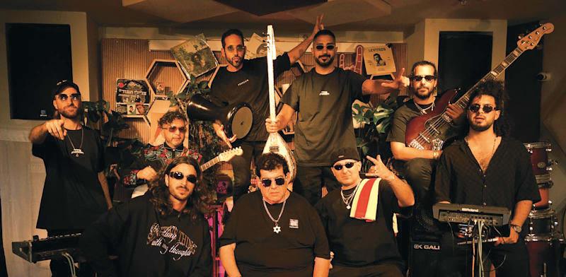 מלך הקסטות מארחים את אבי ביטר. ''תפסתי ז'אנר משלי'' / צילום: מלך הקסטות מבית שיקר הפקות מלך הקסטות מארחים את אבי ביטר. ''תפסתי ז'אנר משלי'' / צילום: מלך הקסטות מבית שיקר הפקות